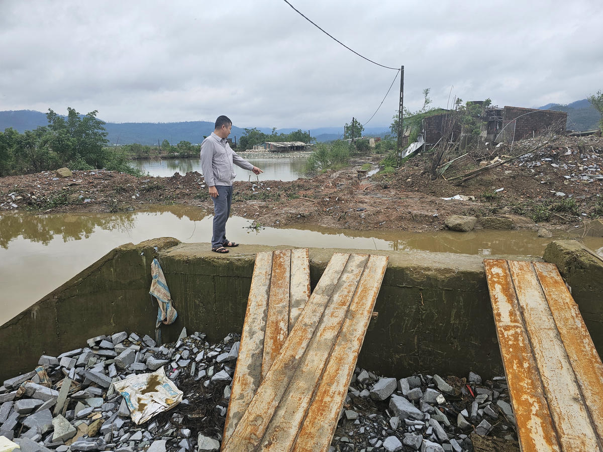 Ông Ngô Xuân Công chỉ cho phóng viên xem hiện trường thi công cấu. Ảnh: Quốc Thanh.