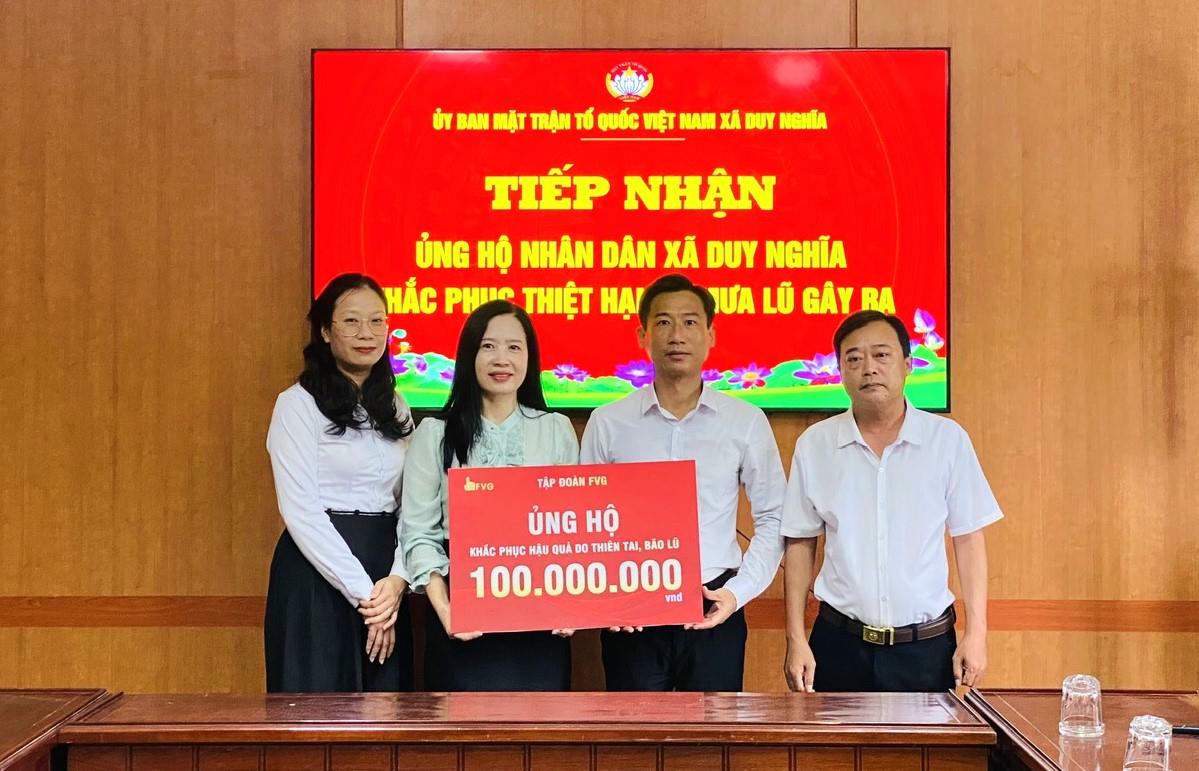 Tập đoàn FVG ủng hộ 100 triệu đồng cho xã Duy Nghĩa. Ảnh: Nguyễn Tú.