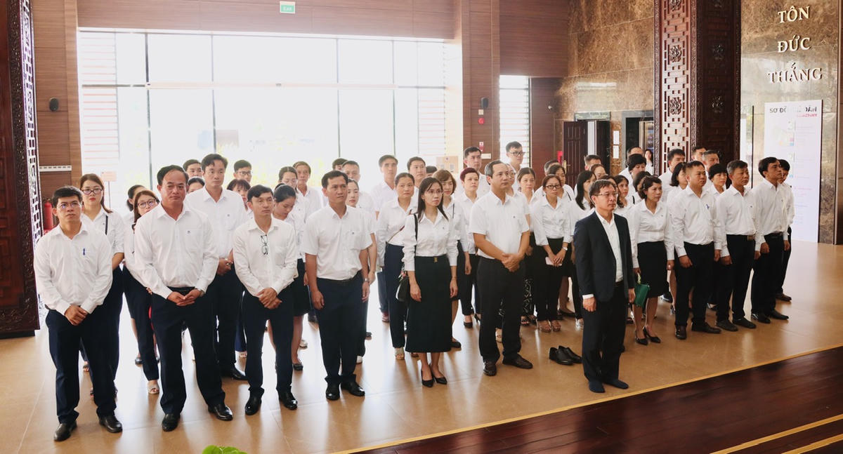 Dâng hương tại Bảo tàng Tôn Đức Thắng.