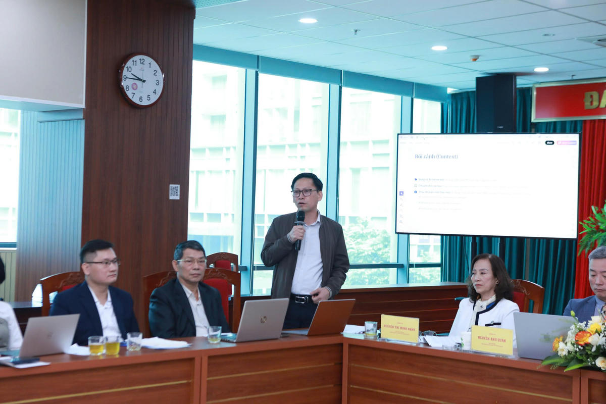 Chuyên gia trao đổi tại hội thảo.