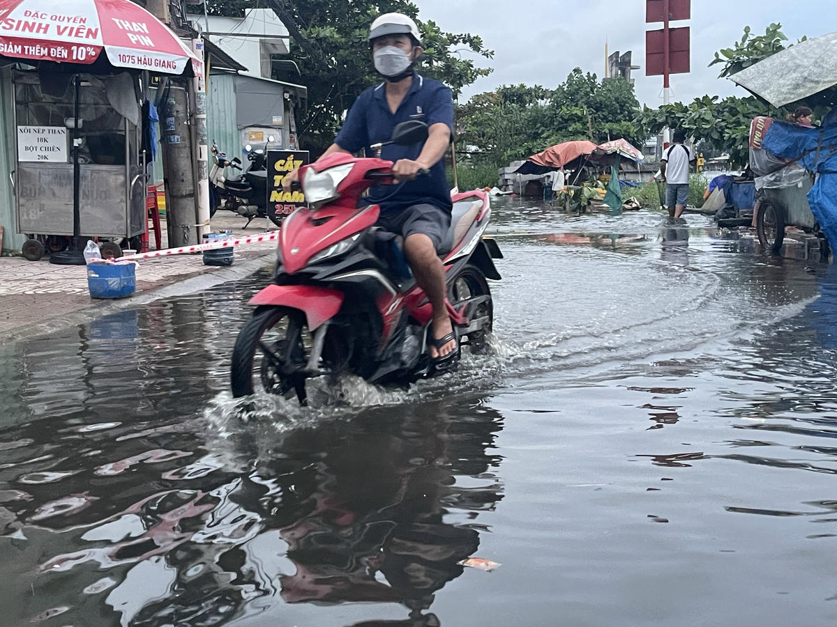 Theo một số người dân, triều cường lên và xuống trong khoảng thời gian 2-3 giờ đồng hồ. Tình trạng ngập sâu thường kéo dài hơn 1 giờ đồng hồ. Nhiều người thường né khung thời gian này nếu không có việc quá cần thiết. Ảnh: Đ.Xá.