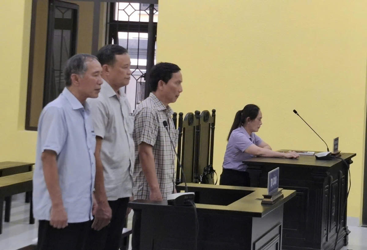 Các bị cáo tại phiên tòa sở thẩm. Ảnh: Nguyên Du