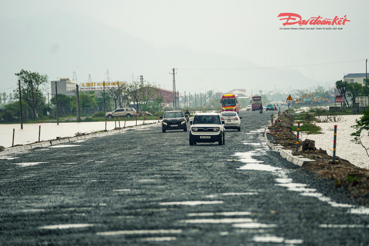 Trước thực tế này, Cục Đường bộ Việt Nam đã triển khai dự án sửa chữa định kỳ một số cầu, đường trên tuyến quốc lộ 1 qua tỉnh Hà Tĩnh, trong đó có đoạn tuyến dài 3,1 km qua xã Kỳ Khang với tổng mức đầu tư 33 tỷ đồng, do Khu Quản lý đường bộ II (Cục Đường bộ Việt Nam) làm chủ đầu tư và Công ty CP Xây dựng và Thương mại Ngọc Minh - UDIC là nhà thầu thi công. Ảnh: Cẩm Kỳ 