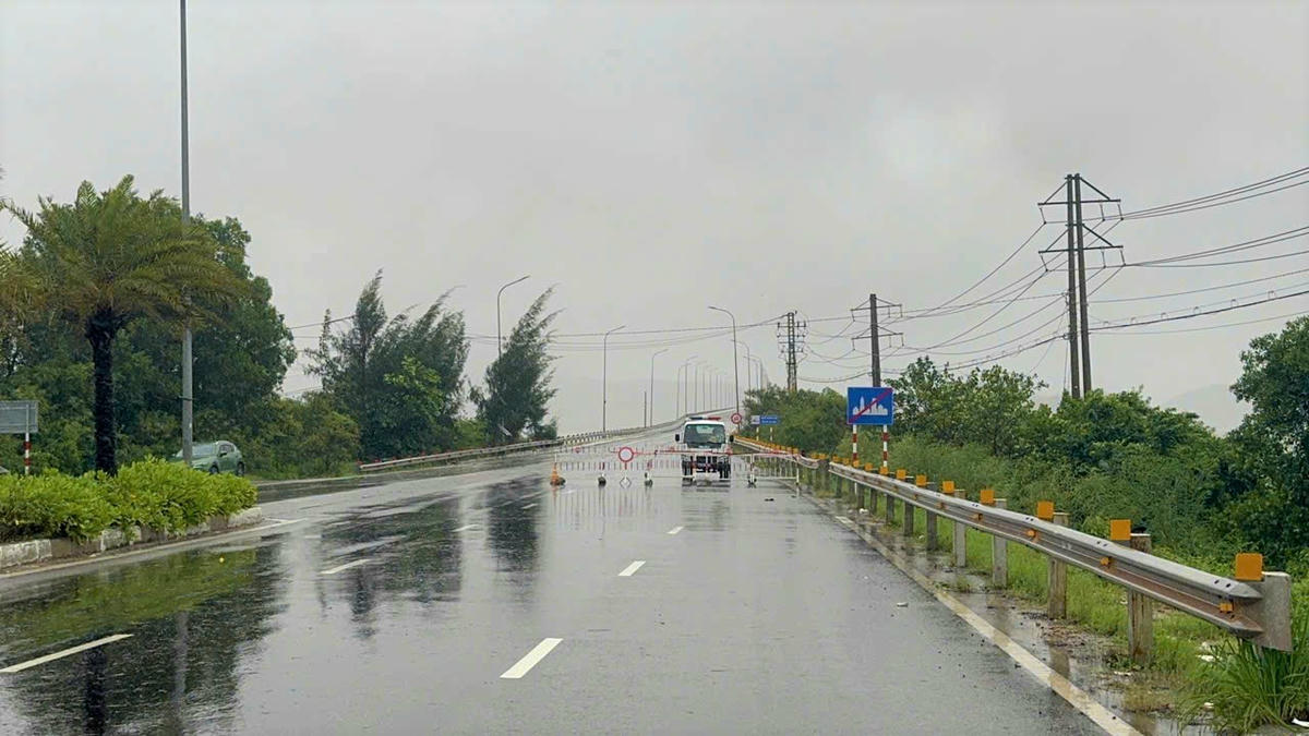 Lực lượng chức năng cấm người dân, phương tiện lưu thông qua cầu Thị Nại. Ảnh: Tấn Thành.