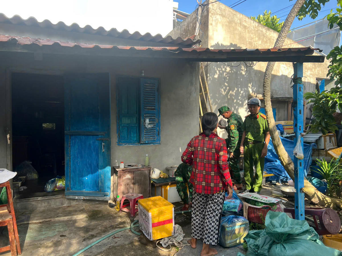 Lực lượng chức năng Gia Lai đến vận động đưa người dân đến nơi trú bão an toàn. Ảnh: CV.