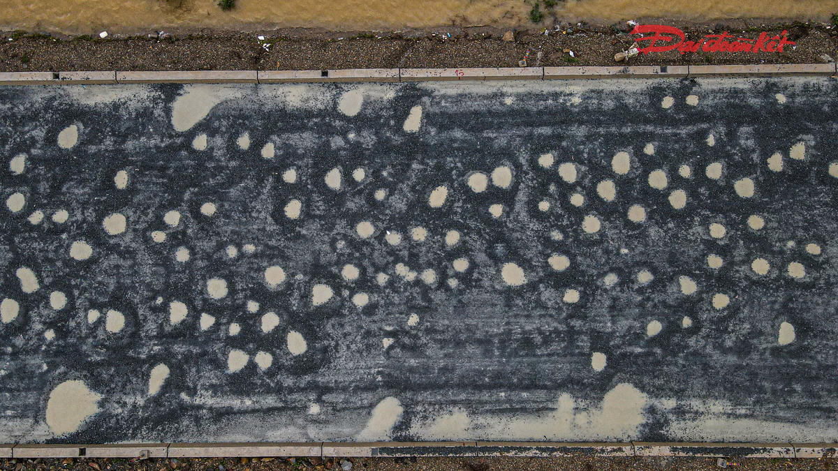 Ông Nguyễn Đức Dũng, Phó Giám đốc Khu quản lý đường bộ II cho biết, chủ đầu tư đã ghi nhận tình trạng mặt đường trong quá trình thi công bị hư hỏng sau mưa lớn, tuy nhiên hiện đơn vị thi công chưa thể triển khai khắc phục ngay do ảnh hưởng của thời tiết, mưa gió và lũ lụt. Ảnh: Cẩm Kỳ 