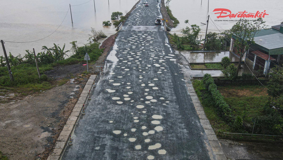 Ghi nhận dọc tuyến Quốc lộ 1 đoạn qua xã Kỳ Khang, nhiều vị trí mặt đường bị bong tróc, tạo thành hố sâu và rộng, có nơi chiếm gần nửa phần đường. Ảnh: Cẩm Kỳ 