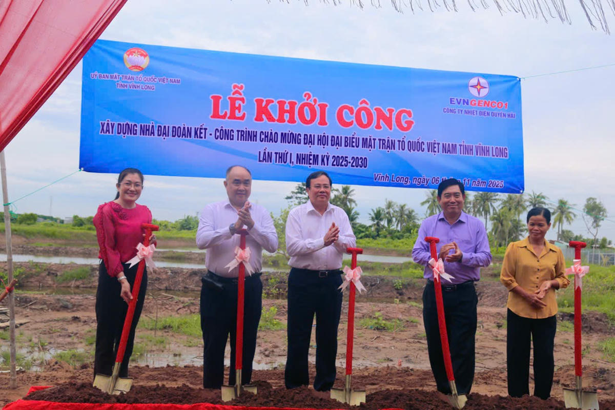 Đại diện Công ty Nhiệt điện Duyên Hải, Ủy ban MTTQ Việt Nam tỉnh Vĩnh Long và chính quyền địa phương trao bảng tượng trưng và tham gia lễ khởi công, động thổ xây dựng Nhà Đại đoàn kết tại phường Duyên Hải, TP. Vĩnh Long