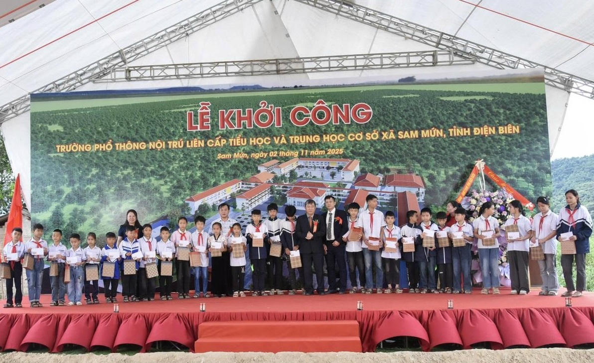 Học sinh có hoàn cảnh khó khăn trên địa bàn xã Sam Mứn (Điện Biên) được nhận quà từ nhà tài trợ . Ảnh: Anh Dũng