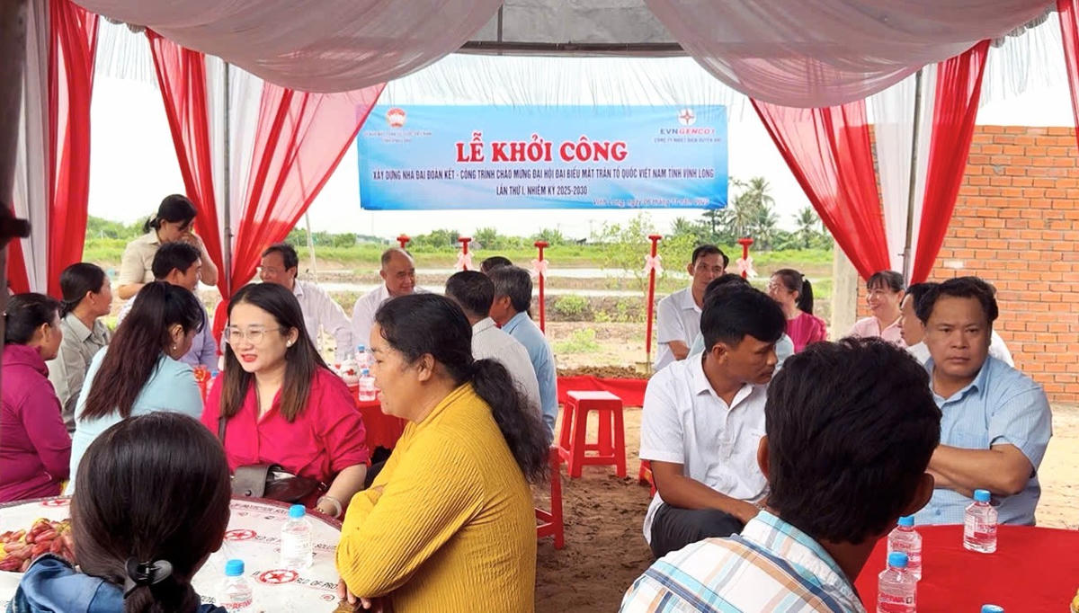 Các đại biểu và người dân cùng chung niềm vui trong ngày khởi công Nhà Đại đoàn kết tại phường Duyên Hải, TP. Vĩnh Long