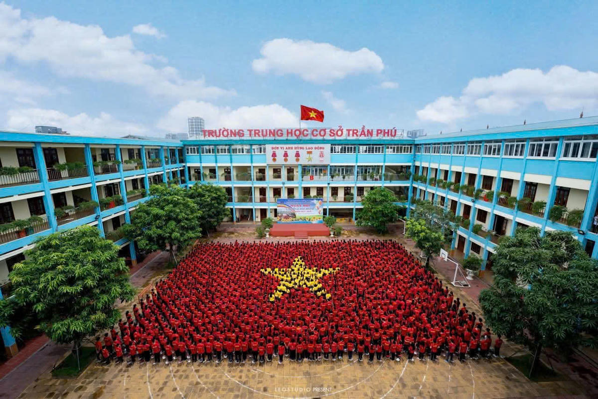 Học sinh và thầy cô trường THCS Trần Phú xếp hình lá cờ Tổ quốc nhân kỷ niệm 80 năm Quốc khánh (2/9/1945 - 2/9/2025).