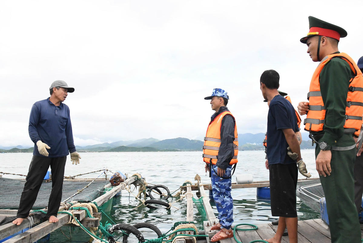 Hải đoàn 32 hướng dẫn ngư dân ứng phó với bão số 13 tại phường Đông Ninh (tỉnh Khánh Hòa). Ảnh: Đức Định.