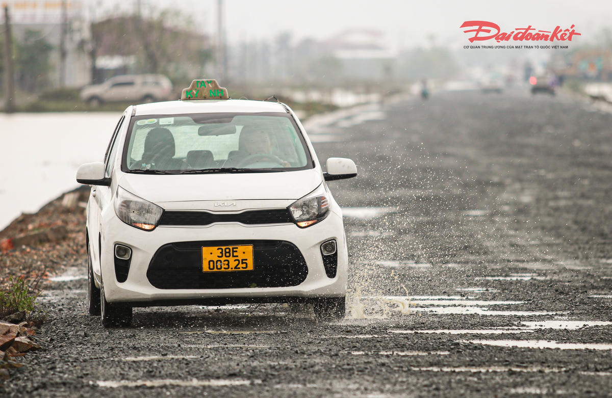 Một số đoạn còn xuất hiện lớp nhựa bị nứt vỡ, tạo nên mặt đường gồ ghề, gây mất an toàn giao thông. Ảnh: Cẩm Kỳ 