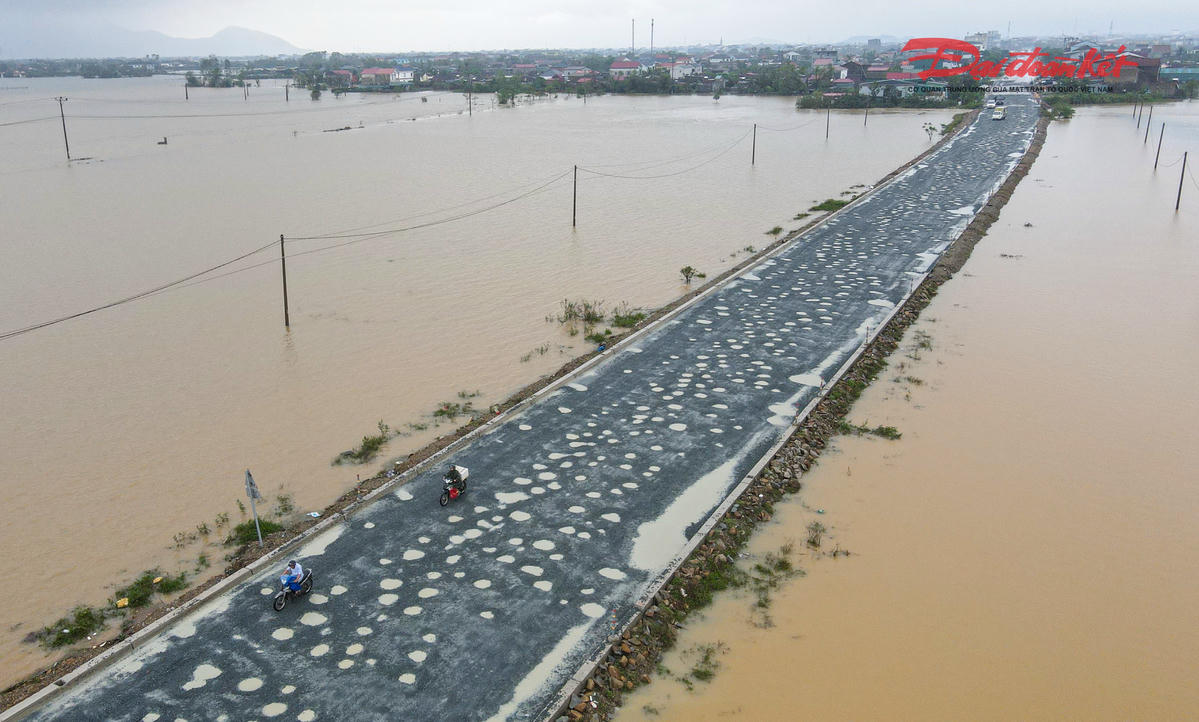 Sau nhiều ngày mưa lớn, mặt đường Quốc lộ 1 đoạn qua xã Kỳ Khang (Hà Tĩnh) xuất hiện dày đặc ổ gà, ổ voi, khiến việc đi lại của người dân và phương tiện gặp nhiều khó khăn. Ảnh: Cẩm Kỳ 
