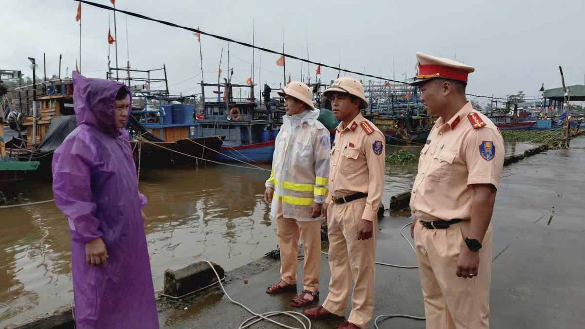Lực lượng Công an Đà Nẵng tuyên truyền ngư dân đến nơi trú bão số 13 an toàn. Ảnh: CV