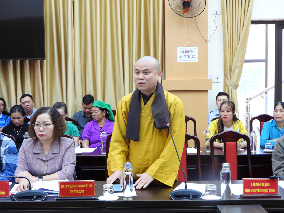 Đại diện Giáo hội Phật giáo Việt Nam tỉnh Tuyên Quang góp ý kiến tại Hội nghị. Ảnh: Đ.S.