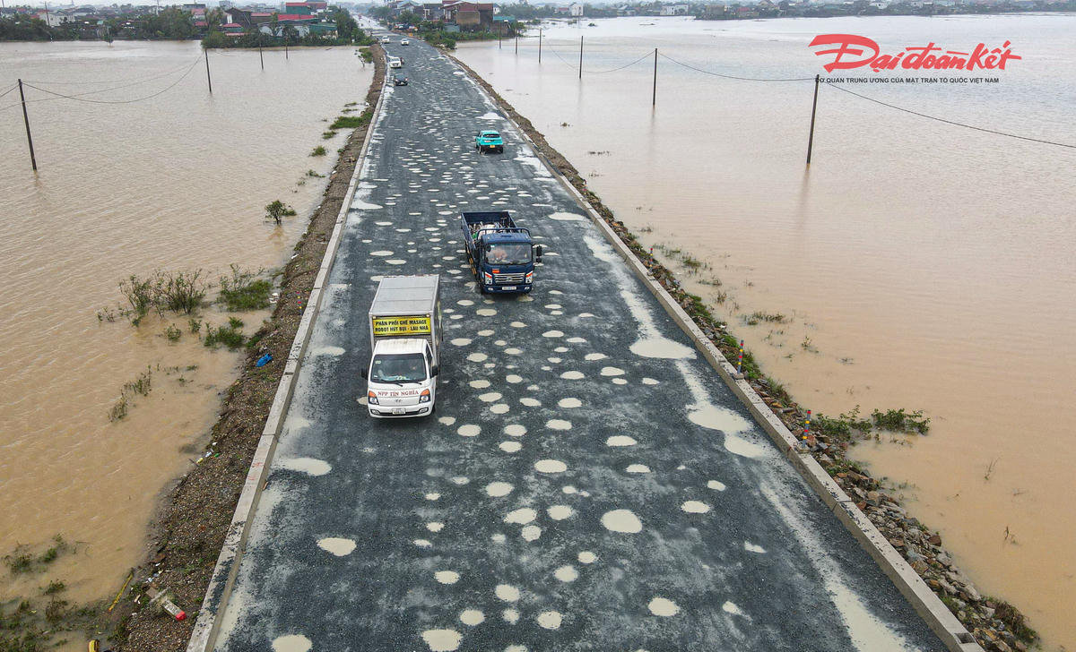 Sau mưa, nước đọng lại khiến các ổ gà, ổ voi bị che lấp, phương tiện qua lại dễ rơi vào tình trạng chao đảo, đặc biệt nguy hiểm vào ban đêm. Ảnh: Cẩm Kỳ 