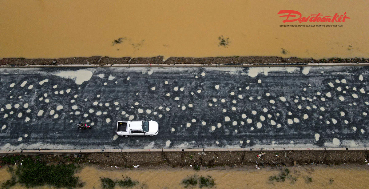 Theo tìm hiểu, tuyến Quốc lộ 1 đoạn từ nút giao với tuyến tránh Kỳ Anh tới đoạn gần điểm giao cắt với đường Nguyễn Thị Bích Châu, thuộc địa phận xã Kỳ Thư, huyện Kỳ Anh cũ, nay là xã Kỳ Khang có chiều dài 3,1 km. Phần lớn mặt đường đoạn tuyến này được xây dựng bằng kết cấu bê tông xi măng do trước đây thường xuyên ngập lụt vào mùa mưa. Sau nhiều năm đầu tư hệ thống thoát nước, tình trạng ngập gần như đã được xử lý. Ảnh: Cẩm Kỳ 
