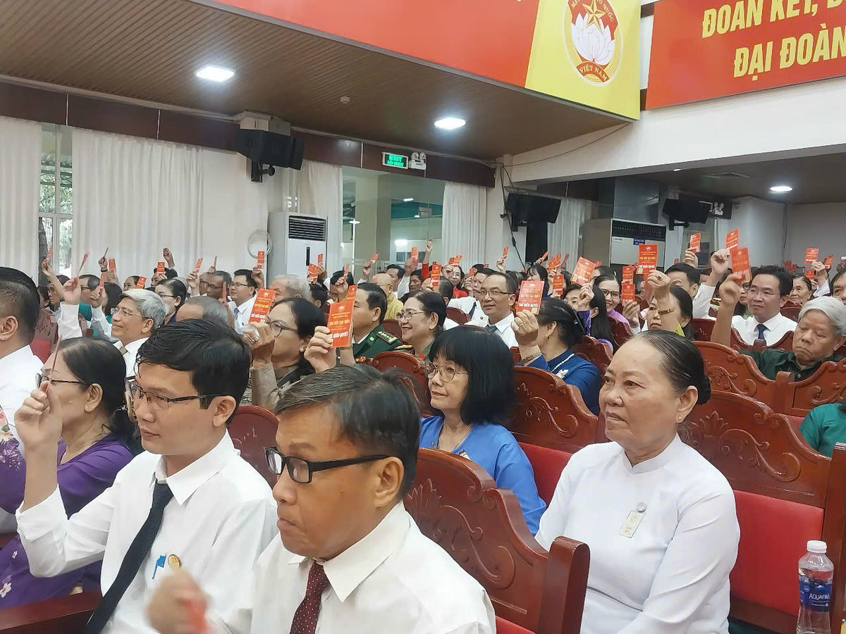 Các đại biểu biểu quyết thông qua chươn trình Đại hội. Ảnh: S.X