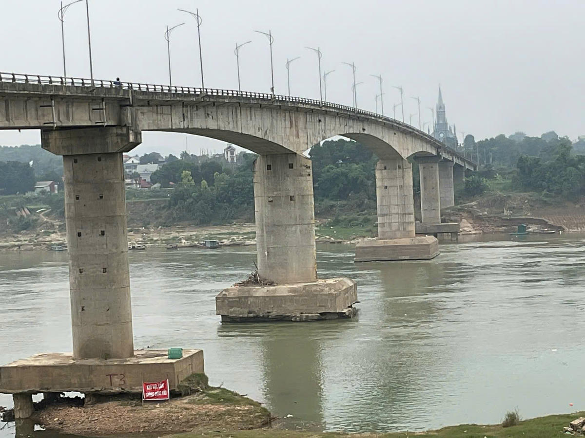 Hình ảnh chân cầu sông Lô.