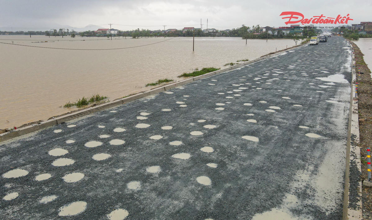 Các hạng mục chính gồm cào bóc, nâng nền, gia cố lề, cải tạo rãnh thoát nước và thảm bê tông nhựa hai lớp. Ảnh: Cẩm Kỳ 