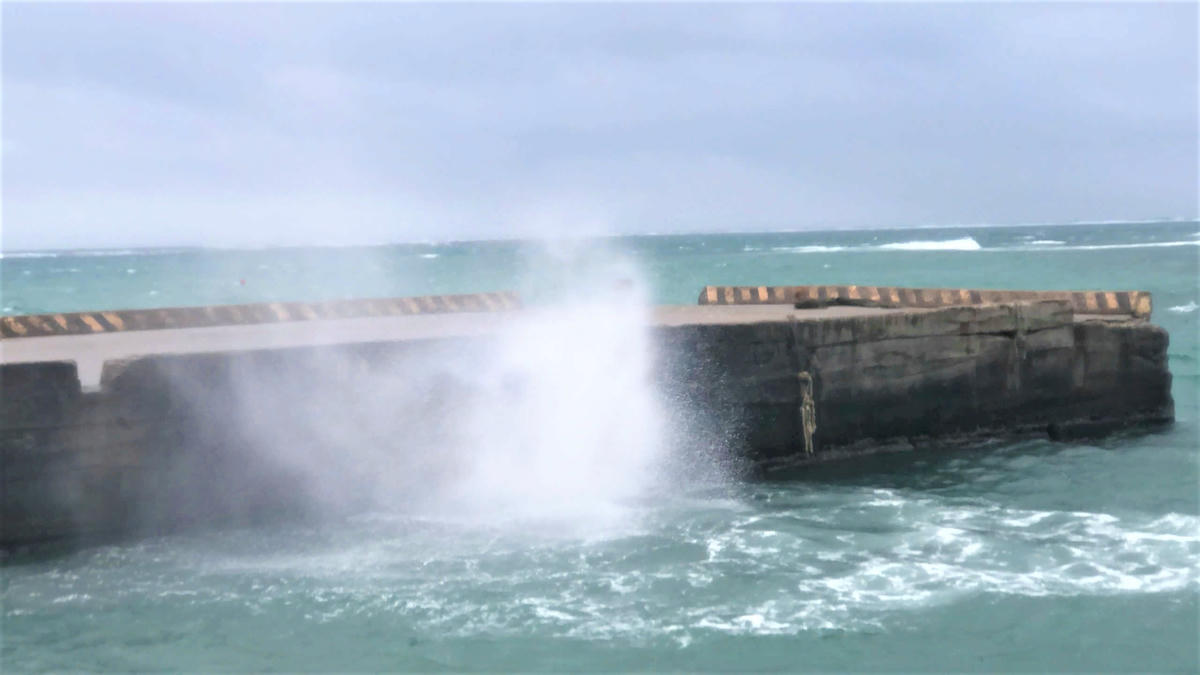 Sóng biển ở khu vực đặc khu Lý Sơn đánh mạnh vào bờ. Ảnh: CV.