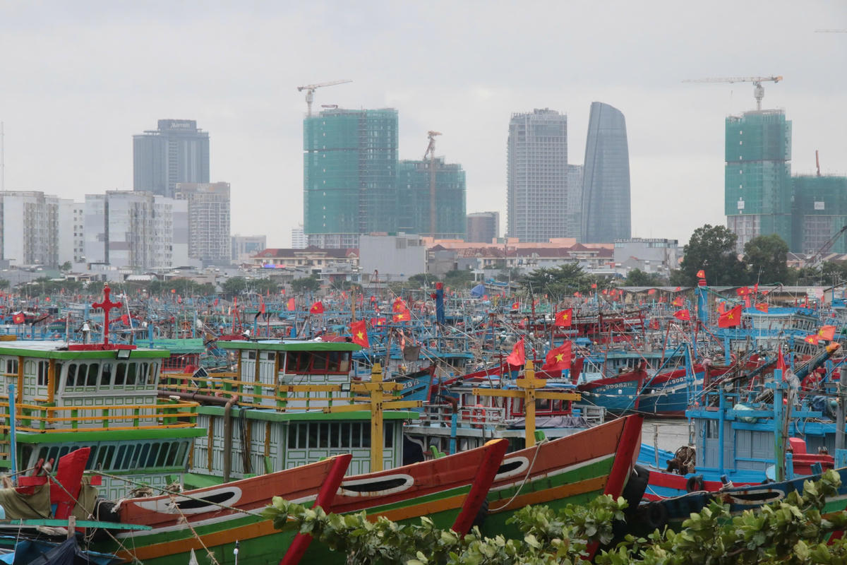 Tàu thuyền TP Đà Nẵng đã vào khu neo đậu trú bão số 13 an toàn. Ảnh: Tấn Thành.