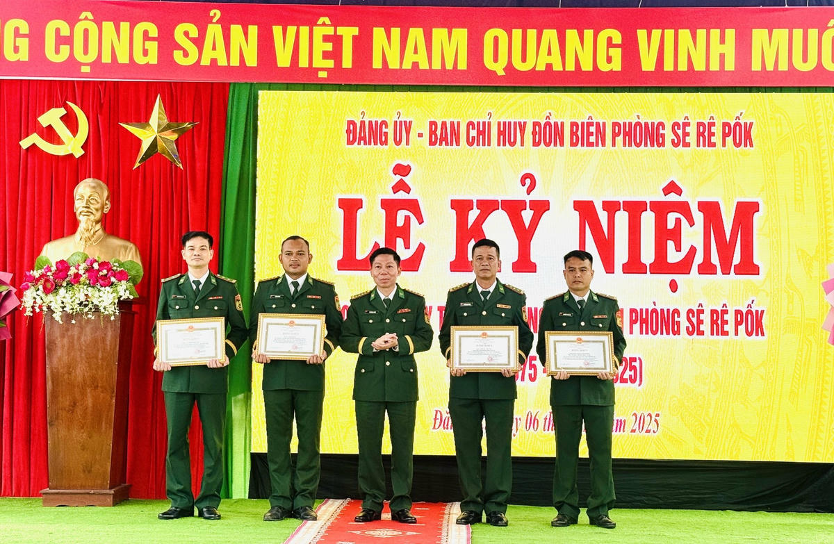 Đại tá Đỗ Quang Thấm trao tặng Bằng khen của UBND&nbsp;&nbsp;tỉnh Đắk Lắk cho 1 tập thể và 3 cá nhân của Đồn Biên phòng Sê Rê Pốk. Ảnh: Thanh Nga.