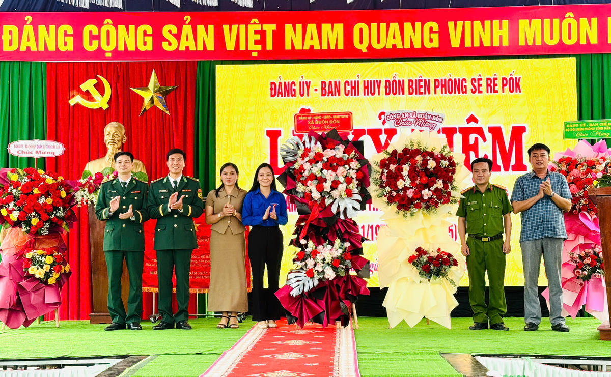 Lãnh đạo xã Buôn Đôn tặng hoa chúc mừng đơn vị. Ảnh: Thanh Nga.