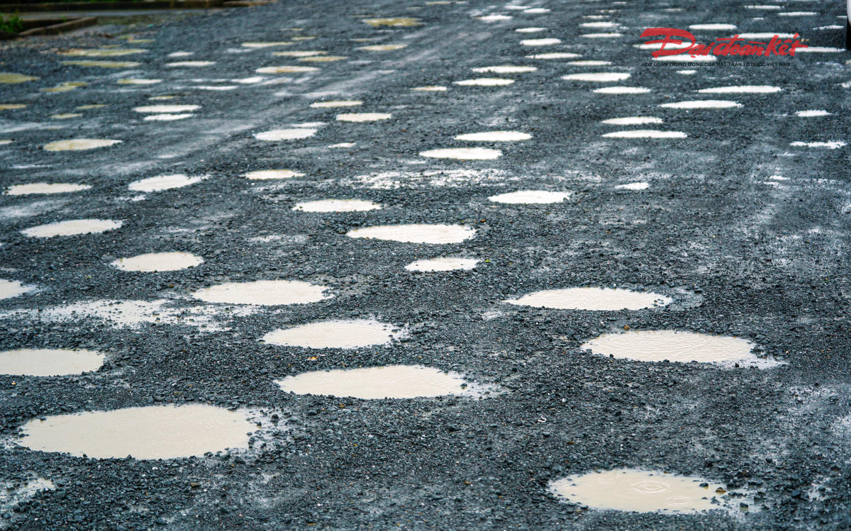 "Chúng tôi đã huy động công nhân và phương tiện ra hiện trường để sửa chữa, song do mưa lớn kéo dài nên toàn bộ lớp mặt vừa thi công bị hư hỏng, xuất hiện nhiều ổ gà, ổ voi. Thời tiết bất lợi khiến đơn vị chưa thể tiếp tục xử lý, thiệt hại cũng rất lớn vì khi nắng ráo phải làm lại toàn bộ các công đoạn từ đầu”, ông Hà Đức Nhanh nói. 