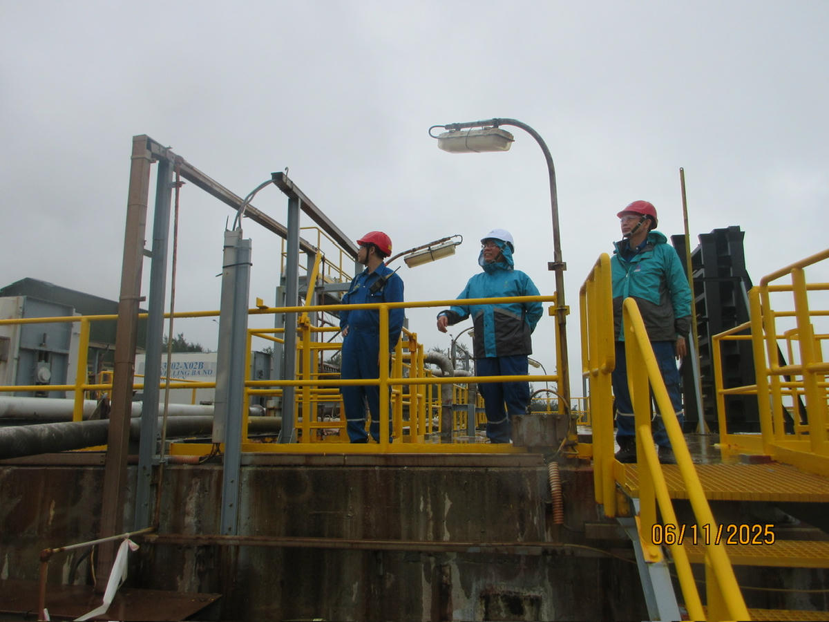 Ban Giám đốc Nhà máy kiểm tra các hạng mục trong NMLD Dung Quất