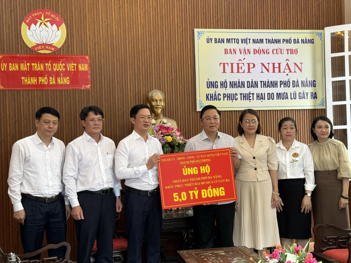 TP Đà Nẵng tiếp nhận 5 tỷ đồng từ TP Hải Phòng cứu trợ. Ảnh: Nguyễn Tú.