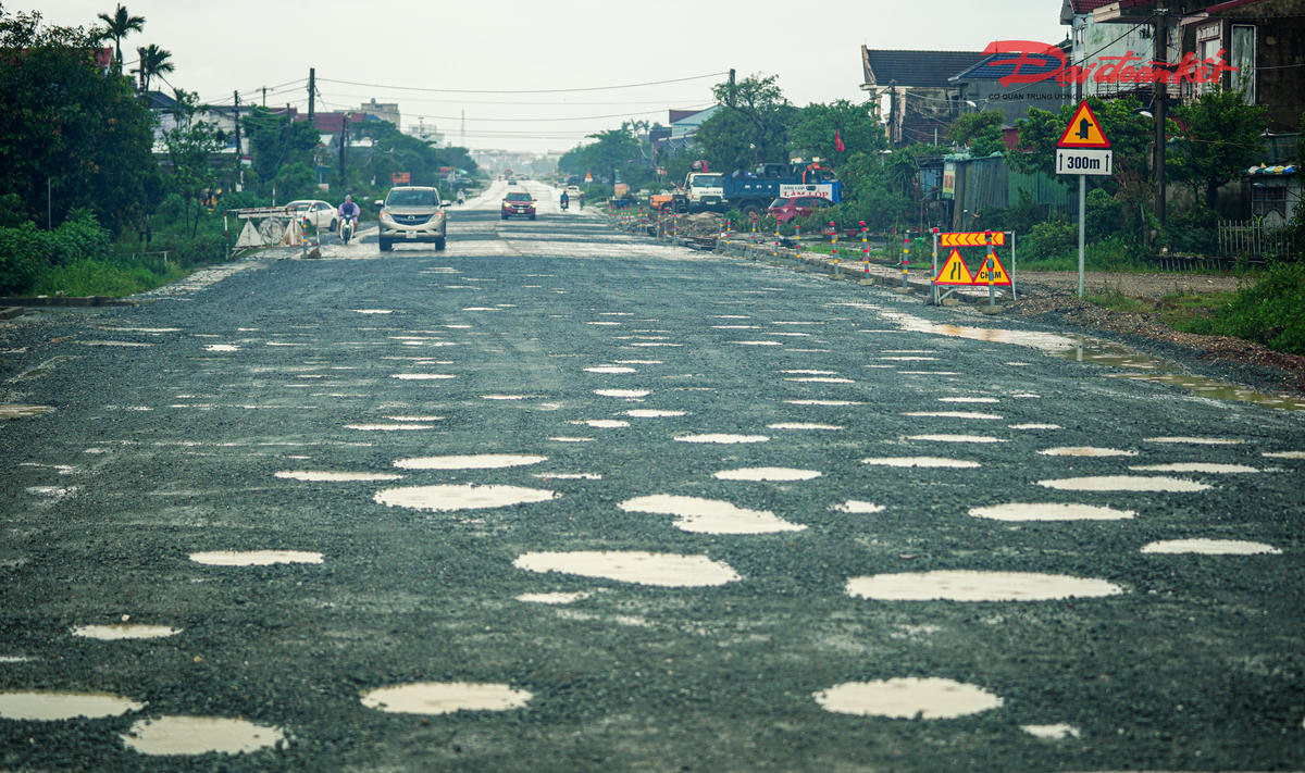 Với việc lưu lượng phương tiện tăng lên qua từng năm, mặt đường quốc lộ 1 qua xã Kỳ Khang ngày càng bị hư hỏng, xuống cấp nghiêm trọng. Dù đơn vị quản lý đã thực hiện công tác duy tu, bảo dưỡng thường xuyên nhưng tình trạng hư hỏng vẫn tái diễn. Chính quyền địa phương và người dân đã nhiều lần kiến nghị các cấp có thẩm quyền sớm đầu tư nâng cấp đoạn tuyến này để đảm bảo an toàn giao thông. Ảnh: Cẩm Kỳ 