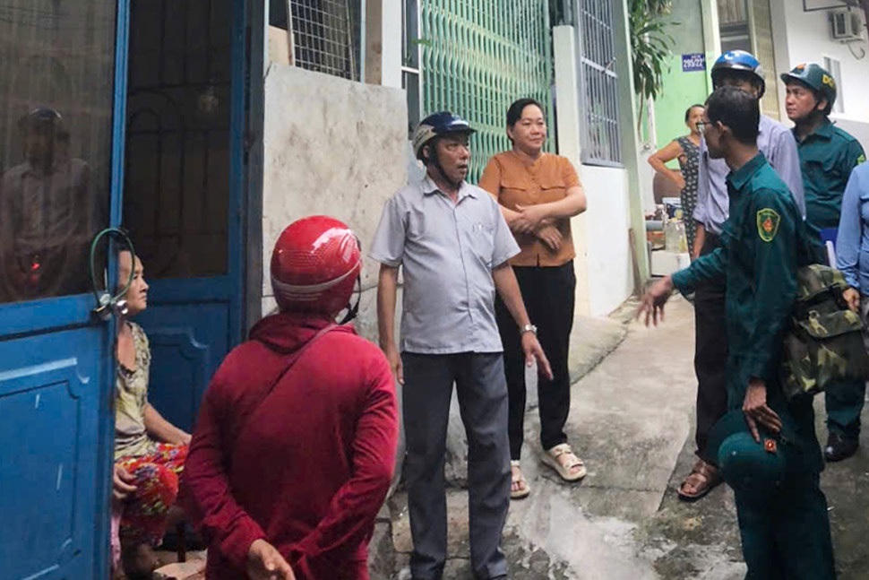 Chính quyền&nbsp;phường Quy Nhơn Nam đến vận động người dân đi sơ tán địa điểm trú tránh bão an toàn. Ảnh: CV.