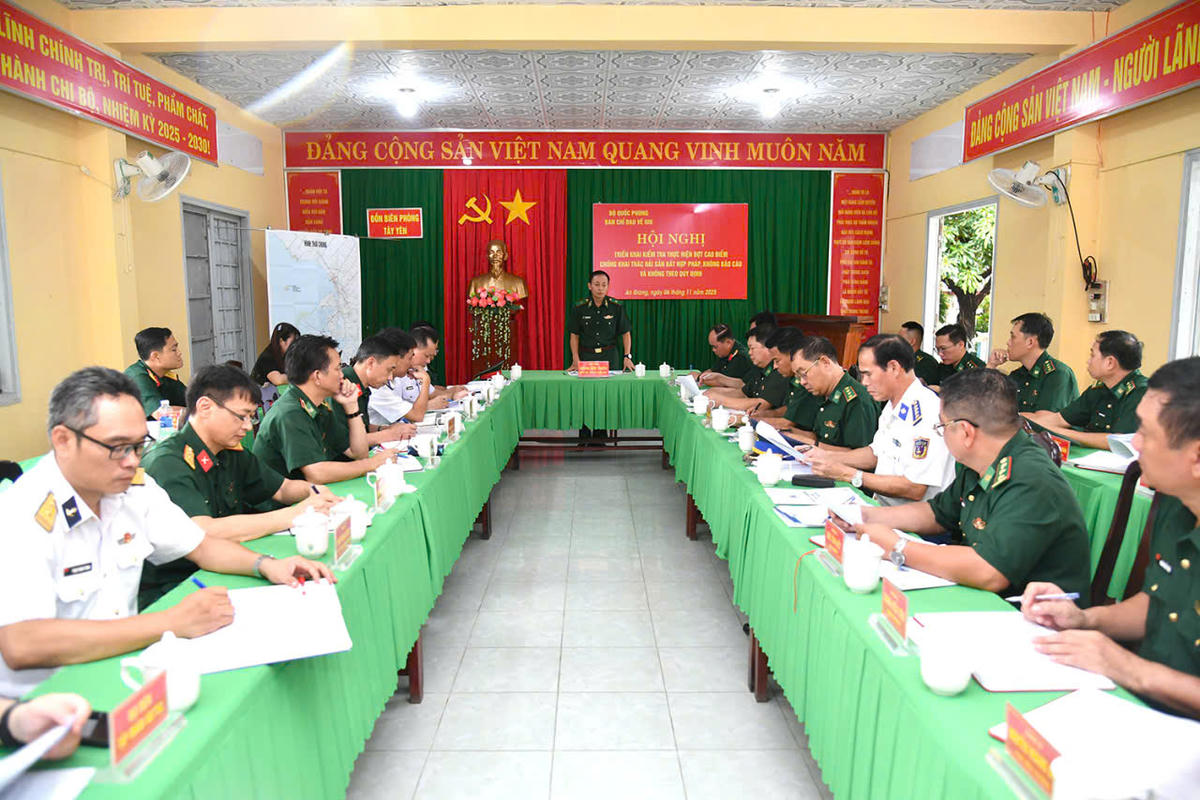 Đoàn công tác của Bộ Quốc phòng kiểm tra thực hiện cao điểm chống khai thác IUU tại An Giang. (ảnh: Phương Vũ)