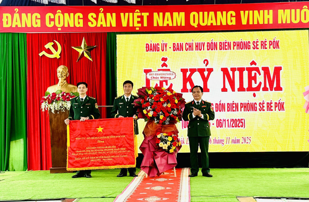 Bộ Chỉ huy Quân sự tỉnh Đắk Lắk trao Bức trướng mang dòng chữ: “Đoàn kết – Sáng tạo – Kỷ cương – Nêu gương – Quyết thắng”.