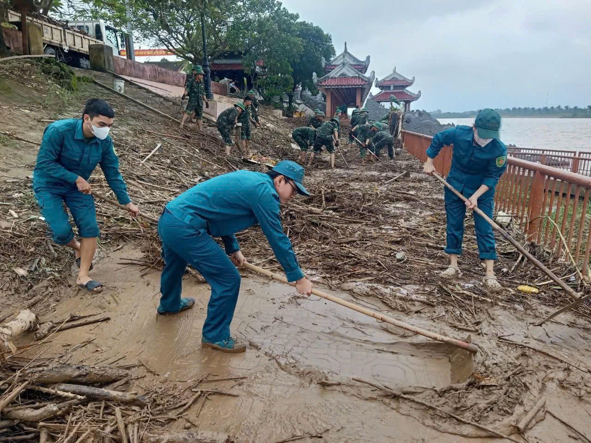 Chiều 6/11, cán bộ chiến sĩ Ban Chỉ huy Phòng thủ khu vực 4 - Triệu Phong và Ban Chỉ huy Quân sự phường Quảng Trị (Bộ Chỉ huy Quân sự tỉnh Quảng Trị) phối hợp các lực lượng tổng dọn vệ sinh khu vực Bến thả hoa sông Thạch Hãn. Ảnh: QSQT.