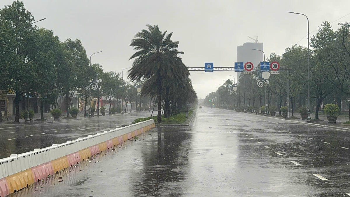 Nhiều tuyến đường ở phường Quy Nhơn vắng người, phương tiện lưu thông lúc 15h ngày 6/11. Ảnh: Đình Sang.