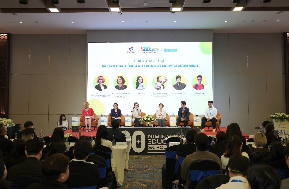 Các đại biểu tham gia phiên thảo luận Vai trò của tiếng Anh trong kỷ nguyên vươn mình diễn ra tại lễ công bố.