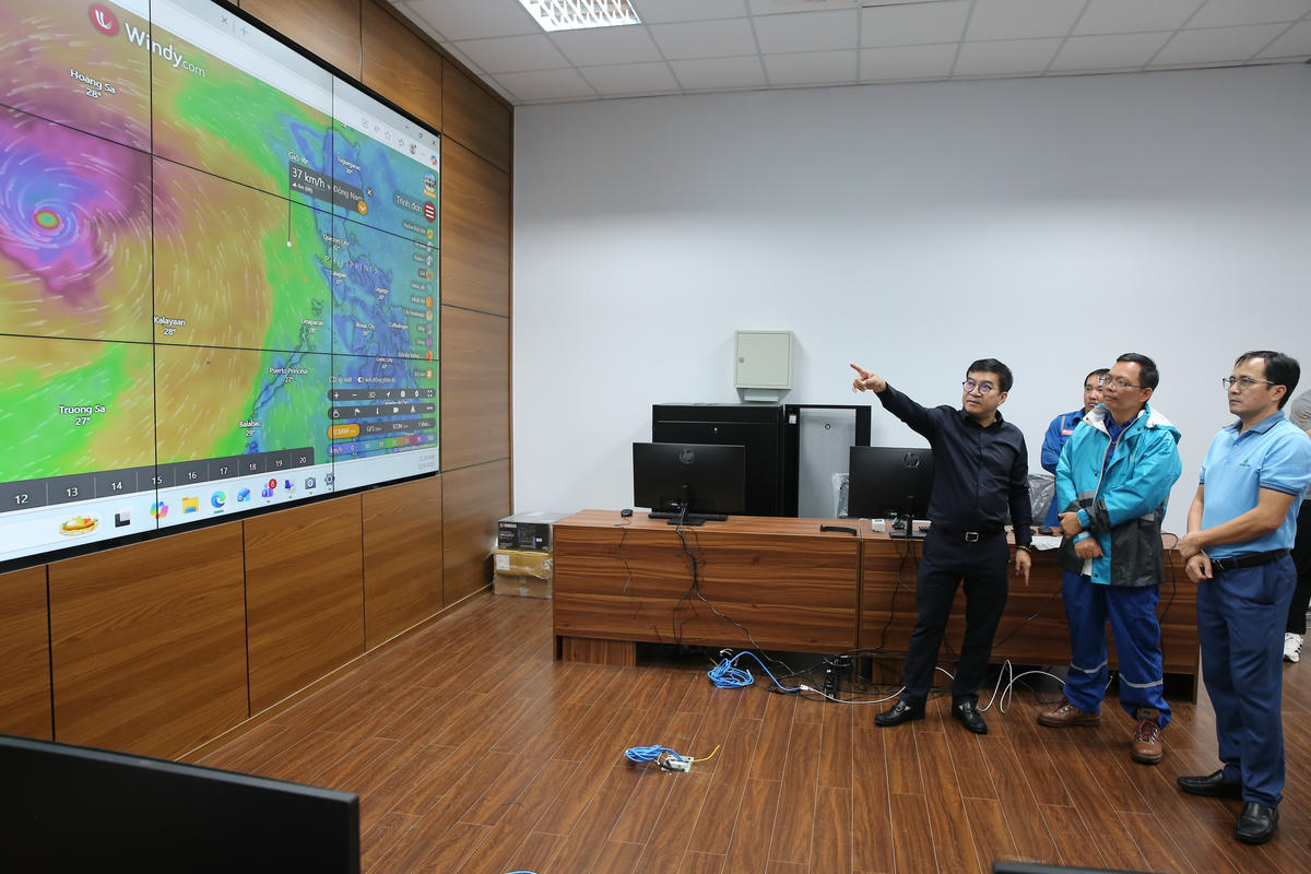 Tổng Giám đốc BSR Nguyễn Việt Thắng thị sát Trung tâm Giám sát An ninh An toàn Nhà máy - nơi có hệ thống máy móc hiện đại, trực quan theo dõi bão số 13