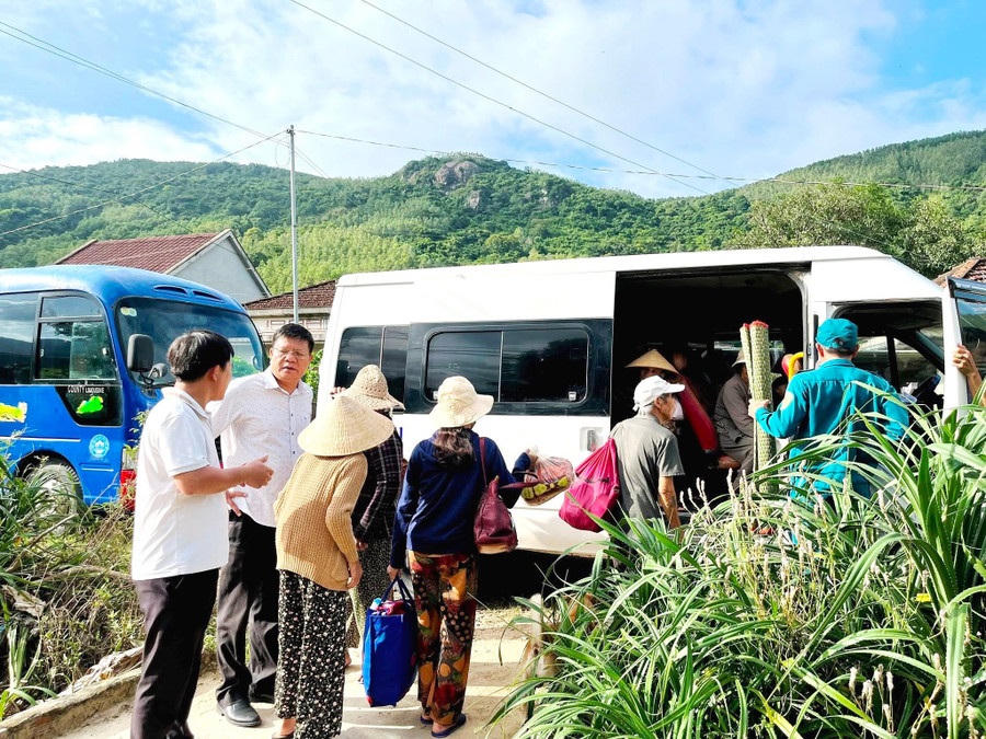 Chính quyền xã Cát Tiến kiên quyết không để người dân ở lại trong các nhà đơn sơ, thiếu kiên cố. Ảnh: V. Lực.