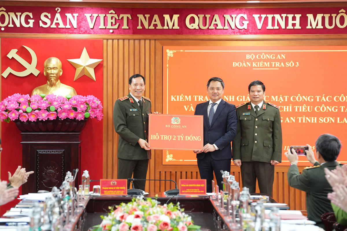 Bộ Công an hỗ trợ tỉnh Sơn La 2 tỷ đồng khắc phục hậu quả do thiên tai, mưa lũ. Ảnh: C.T.