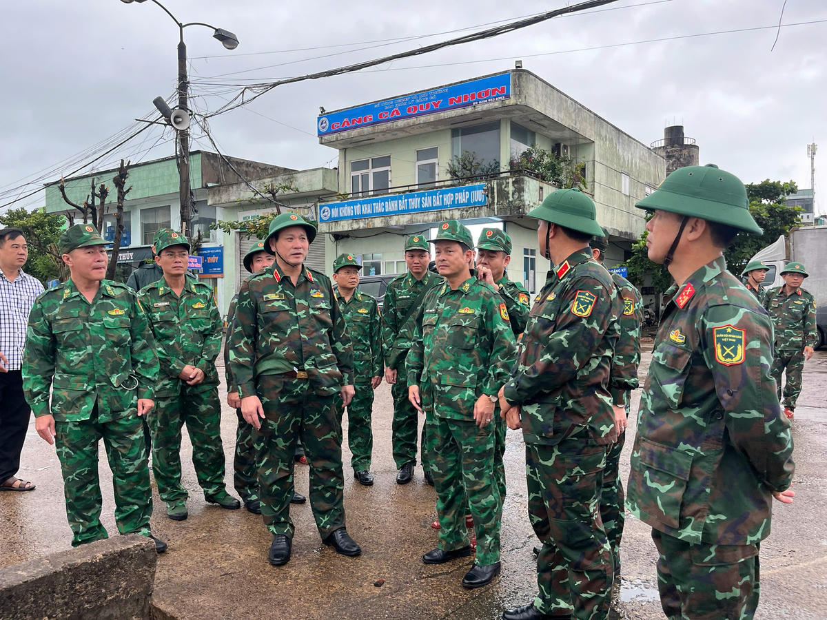 Trung tướng Lê Ngọc Hải (bên trái ) Tư lệnh Quân khu 5 kiểm tra công tác phòng chống bão số 13 tại cảng Quy Nhơn. Ảnh: CV.