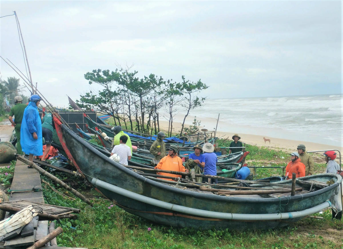 Nhiều ghe thuyền của ngư dân phường Quảng Phú được đưa lên trên bờ kè biển Tam Thanh. Ảnh: Nguyễn Tín.