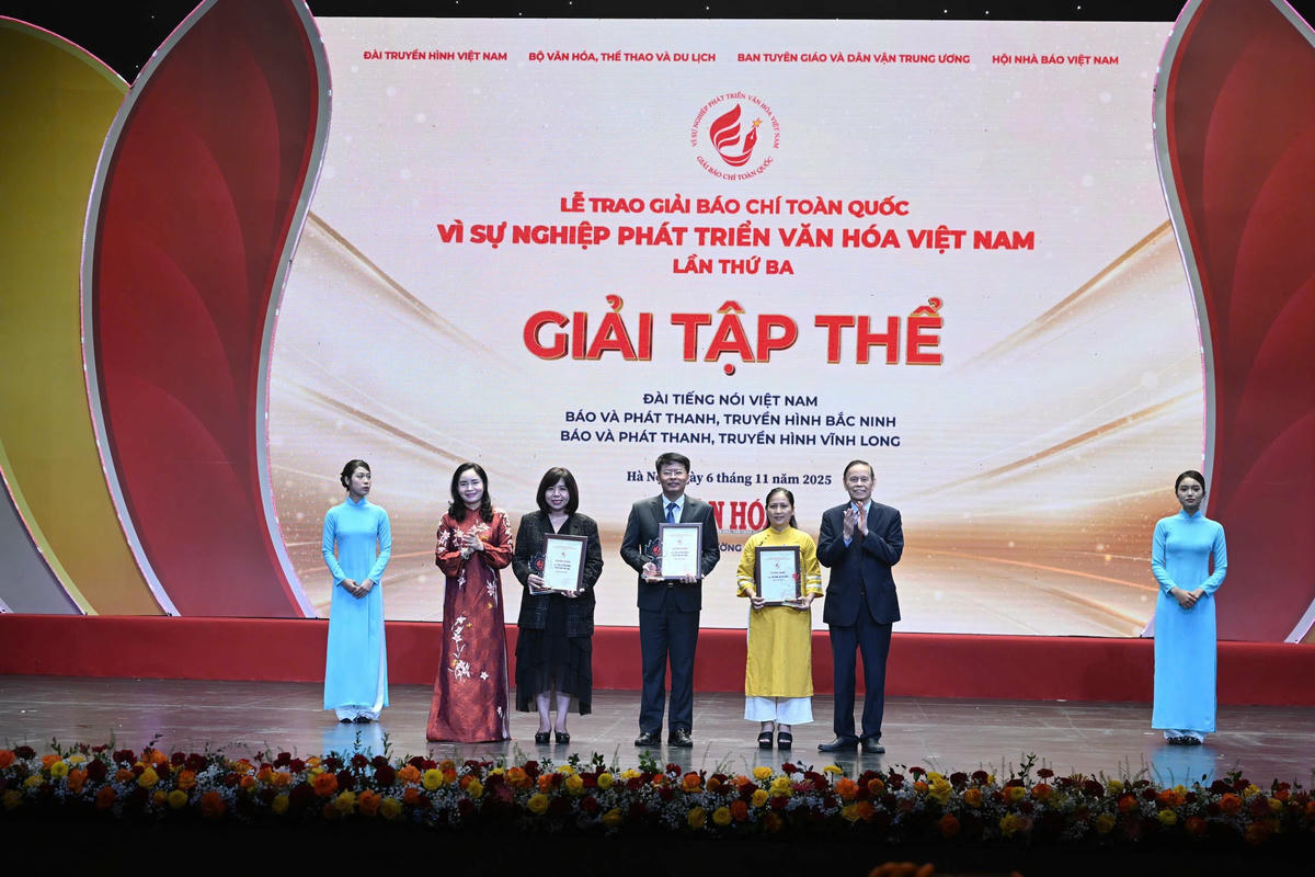 BTC trao giải tập thể. Ảnh: BTC.