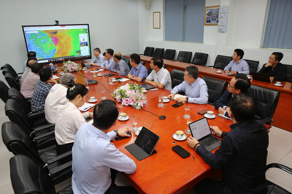 Tổng Giám đốc BSR Nguyễn Việt Thắng họp khẩn với ban lãnh đạo Công ty và các ban chuyên môn về phương án phòng chống bão số 13