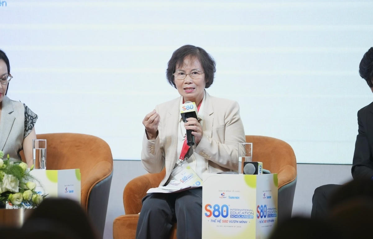 Bà Nguyễn Thuý Hồng - nguyên Phó Cục trưởng Cục Nhà giáo (Bộ GDĐT) trao đổi tại sự kiện.