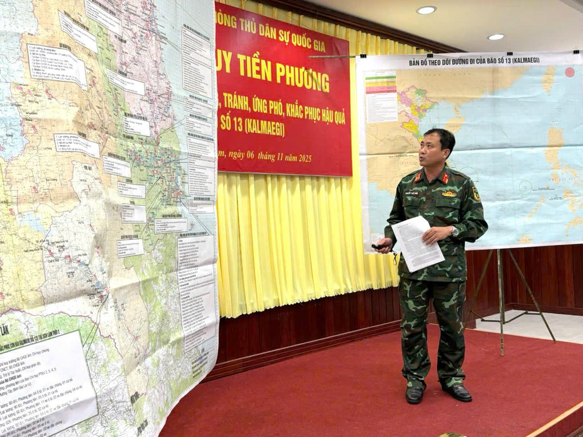 Lực lượng chức năng báo cáo tình hình diễn biến của cơn bão số 13. Ảnh: CV.