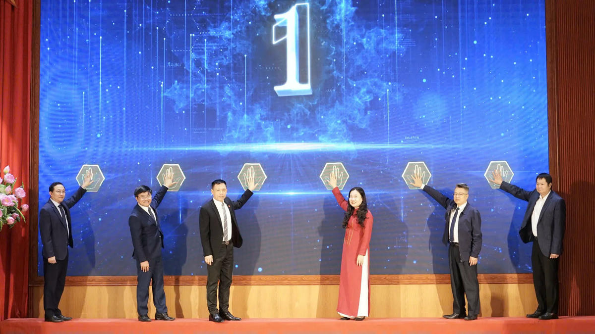 Các đại biểu thực hiện nghi thức phát động Cuộc thi viết “Văn hóa tuân thủ pháp luật” năm 2025.