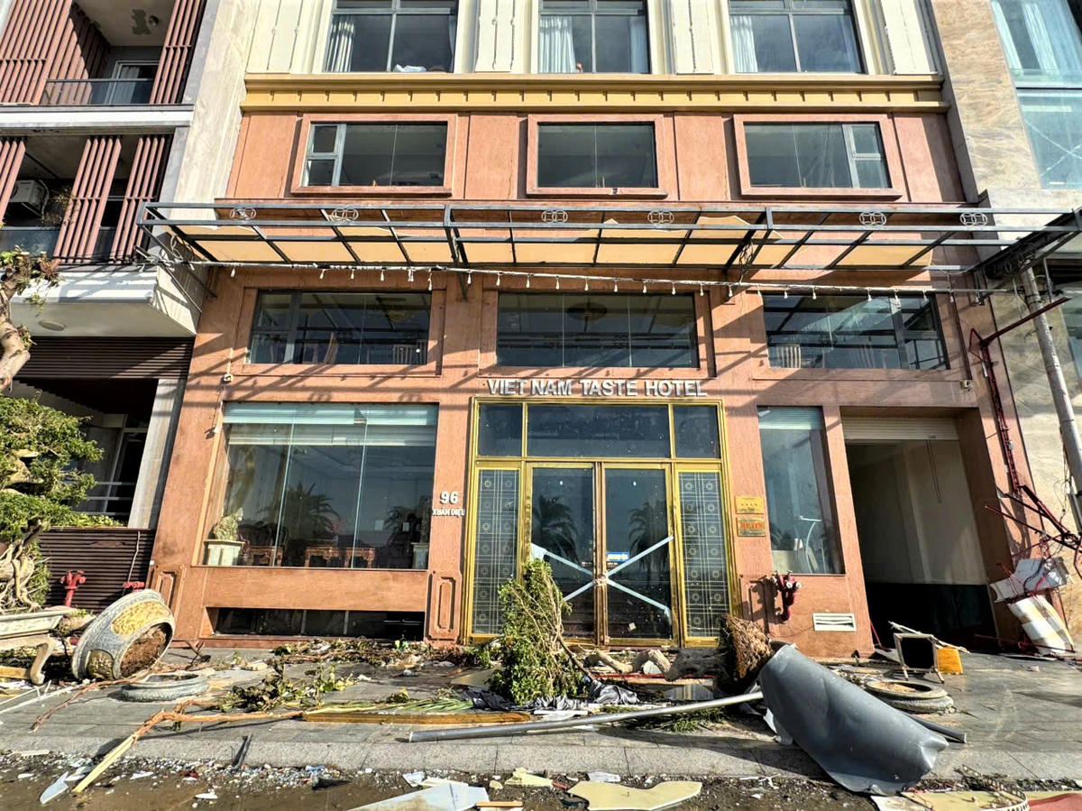 Nhiều khách sạn tại phường Quy Nhơn hư hỏng sau bão số 13. Ảnh: Đình Sang.